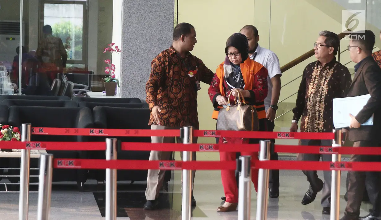 Anggota DPRD Sumatera Utara 2014-2019 Tiaisah Ritonga berjalan usai menjalani pemeriksaan di KPK, Jakarta, Rabu (11/7). Tiaisah ditahan terkait dugaan penerimaan suap dari mantan Gubernur Sumut Gatot Pujo Nugroho. (Liputan6.com/Herman Zakharia)