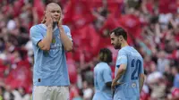 Reaksi kecewa striker Manchester City, Erling Haaland (kiri) bersama Phil Foden setelah dikalahkan Manchester United 1-2 pada laga final Piala FA 2023/2024 di Wembley Stadium, London, Sabtu (25/5/2024). (AP Photo/Kin Cheung)