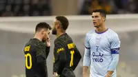 Cristiano Ronaldo (kanan) saat membela Riyadh All Star XI menghadapi Paris Saint-Germain (PSG) yang diperkuat Lionel Messi (kiri) dalam laga persahabatan di Stadion Internasional King Fahd, Jumat (20/1/2023) dini hari WIB. (AP Photo/Hussein Malla)