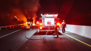 Bus Gunung Harta Terbakar Hebat di Tol Madiun-Nganjuk, Seluruh Penumpang Selamat