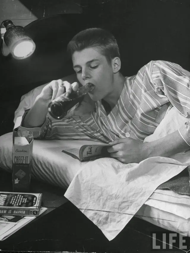 [Bintang] Tak Cuma Berpesta, Ini 12 Foto Aktivitas Para Cowok Amerika Tahun 1940-an