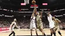 San Antonio Spurs point guard Tony Parker (9) melakukan tembakan saat dihadang para pemain Miami Heat pada lanjutan NBA di AT&T Center, Texas, Kamis (24/3/2016). San Antonio Spurs menang 112-88. (Mandatory Credit: Soobum Im-USA TODAY Sports)