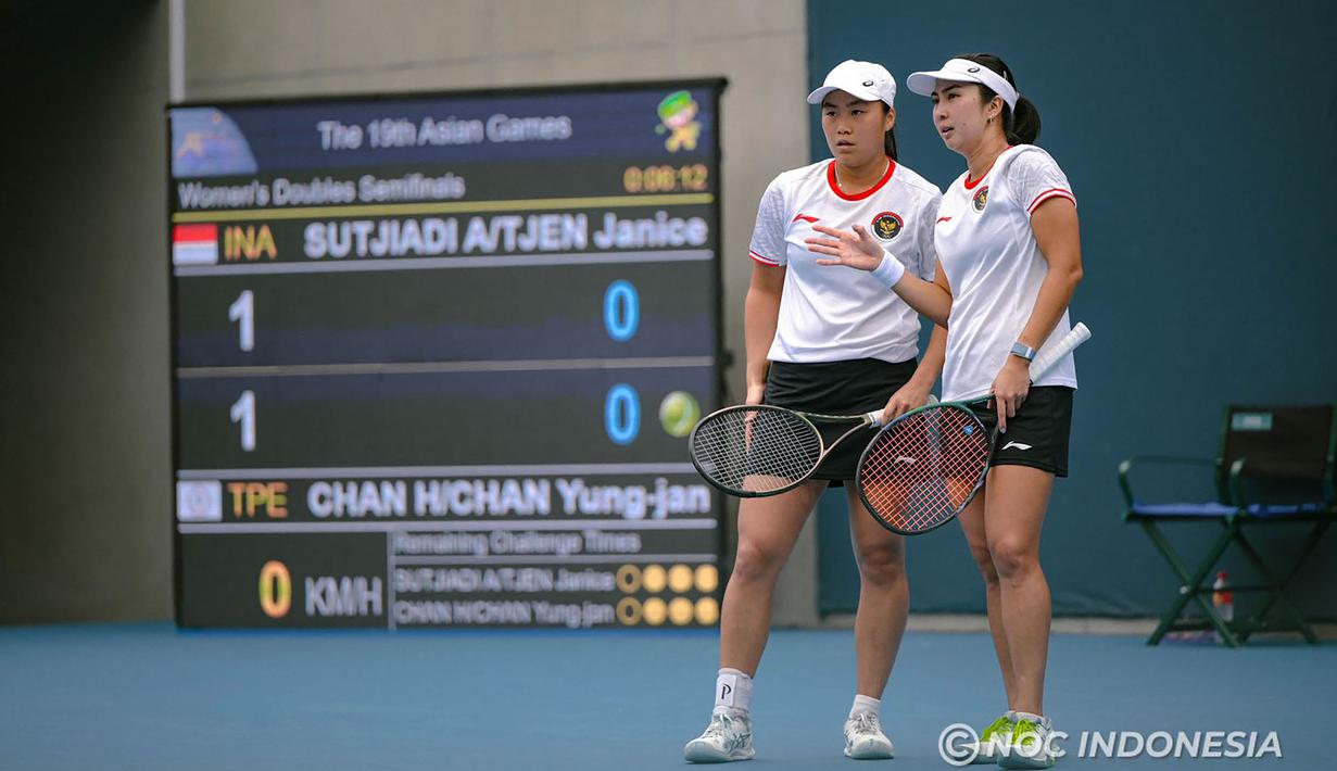 Ganda putri Indonesia, Aldila Sutjiadi/Janice Tjen berdiskusi di tengah laga menghadapi wakil Chinese Taipei, Chan Hao Ching/Chan Yung Jan pada laga semifinal nomor ganda putri tenis Asian Games 2022 di Hangzhou Olympic Centre Tennis, Hangzhou, China, Kamis (28/9/2023) siang WIB. (NOC Indonesia/Hendri K Rahman)