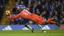 Duel pemain Chelsea, Diego Costa dengan kiper Stoke City, Lee Grant pada laga Premier League di Stamford Bridge, (31//12/2016). Chelsea menang 4-2.  (Action Images via Reuters/Tony O'Brien)