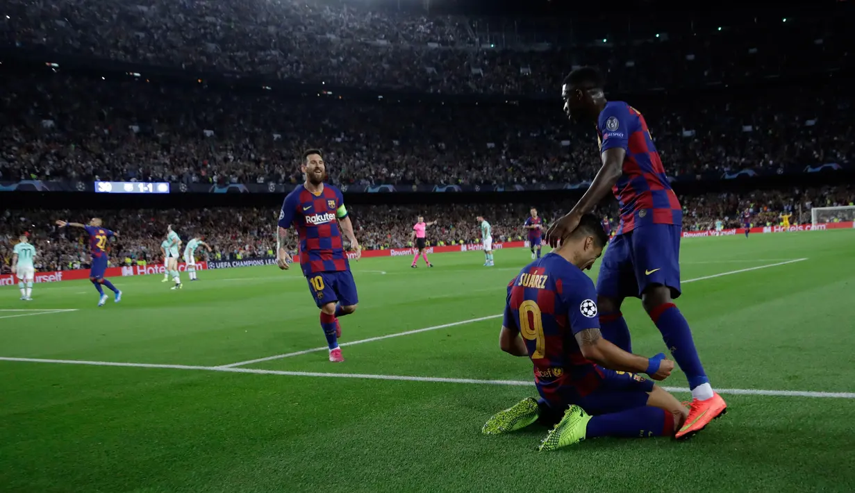 Pemain Barcelona Luis Suarez (tengah) melakukan selebrasi setelah mencetak gol ke gawang Inter Milan pada lanjutan Liga Champions di Stadion Camp Nou, Barcelona, Spanyol, Rabu (2/10/2019). Barcelona menang 2-1 lewat gol Luis Suarez. (AP Photo/Emilio Morenatti)
