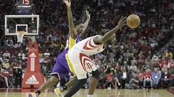 Pemain Houston Rockets,  Montrezl Harrell (kanan) mencoba melewati pemain Los Angeles Lakers, Louis Williams (kiri) pada laga NBA di Toyota Center, Houston, (08/12/2016).  (Reuters/Thomas B. Shea-USA TODAY Sports)