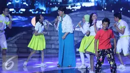 Penyanyi Titiek Puspa saat membawakan lagu band noah dalam konser The Biggest Concert Noah 'Sings Legends'  di Jakarta, Kamis (19/5). Konser ini akan menjadi saksi NOAH meluncurkan album terbaru bertajuk Sings Legend. (Liputan6.com/Herman Zakharia)