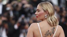 Scarlett Johansson berpose untuk fotografer setibanya di pemutaran perdana film 'Asteroid City' pada Cannes Film Festival ke-76 di Cannes, Prancis selatan, Selasa (23/5/2023). (Photo by Vianney Le Caer/Invision/AP)
