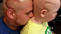 Ayah ini rela menato kepalanya supaya kelihatan tidak terlalu berbeda dengan anaknya yang terkena kanker.