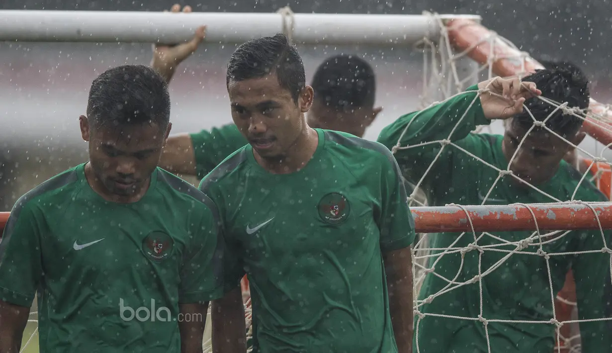 Bek Timnas Indonesia U-22, Ricky Fajrin berbincang dengan Saddil Ramdani, usai latihan jelang SEA Games 2017 Malaysia di Stadion I Wayan Dipta, Bali, Sabtu (8/7/2017). (Bola.com/Vitalis Yogi Trisna)