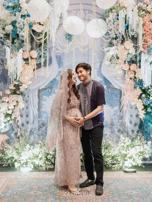 Mengusung konsep bunga-bunga indah, pengajian tasyakuran kehamilan 7 bulan Vicy Melanie ini digelar lancar. Vicy Melanie tampil anggun saat berpose di masa hamil tua. (Liputan6.com/IG/@vicymelanie)