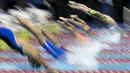 Aksi start para perenang saat  final nomor 800 meter gaya bebas putri pada Asian Games 2018 di Stadion Akuatik Gelora Bung Karno Senayan, Jakarta Kamis (23/8/2018). (Bola.com/Peksi Cahyo)