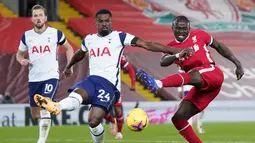 Bek Tottenham Hotspur, Serge Aurier (kiri) mencoba memblok tendangan striker Liverpool, Sadio Mane, dalam laga lanjutan Liga Inggris 2020/21 pekan ke-13 di Anfield Stadium, Rabu (16/12/2020). Tottenham kalah 1-2 dari Liverpool. (AFP/Jon Super/Pool)