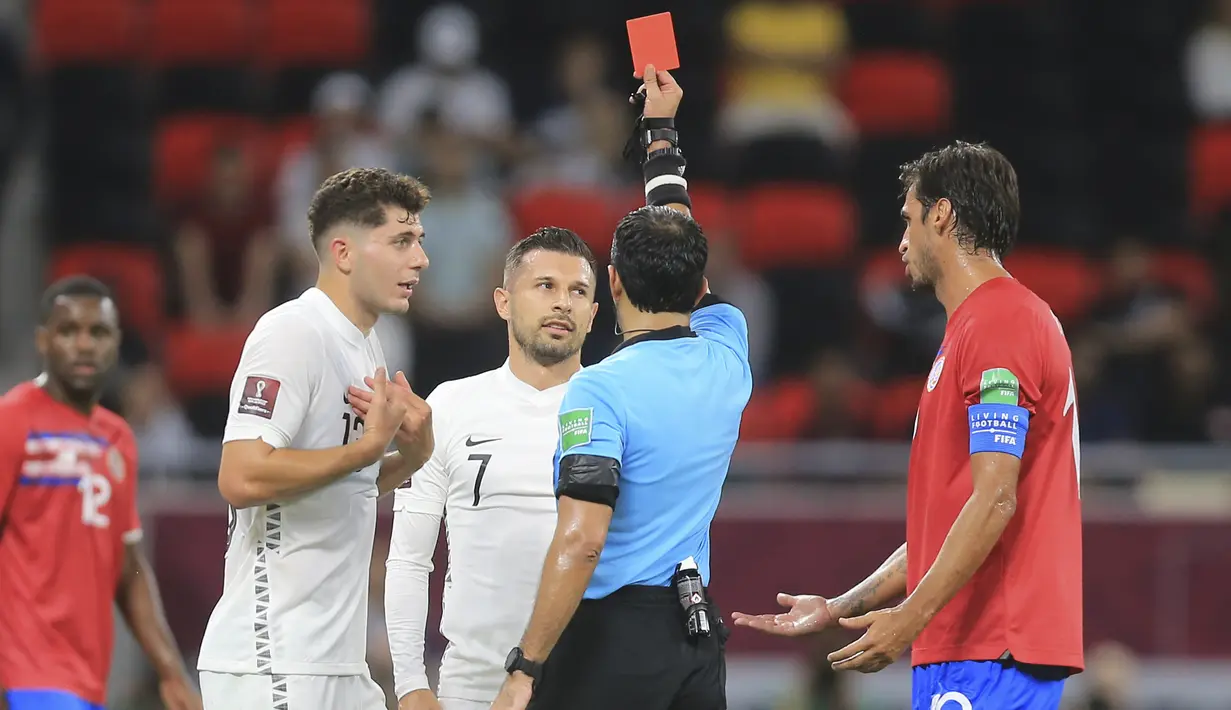 Perjuangan Selandia Baru semakin berat untuk mencari gol penyeimbang usai diusirnya Kosta Barbarouses pada menit ke-67, hanya 7 menit usai masuk sebagai pemain pengganti. Awalnya sang pemain hanya menerima kartu kuning usai tekel keras dari belakang terhadap pemain Kosta Rika. Namun wasit mengubah keputusannya dengan memberi kartu merah langsung usai meninjau VAR. (AP/Hussein Sayed)