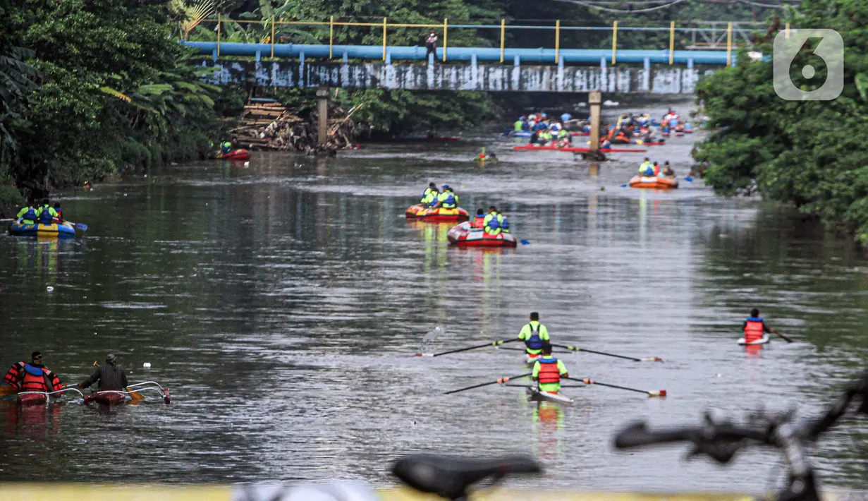Peserta menyusuri Sungai Ciliwung saat mengikuti Festival Dayung Ciliwung, Jakarta, Minggu (4/12/2022). Festival Dayung Ciliwung digelar untuk pemanasan pra-Kejurnas Dayung 2022 sekaligus percontohan pengelolaan sungai di Indonesia. (Liputan6.com/Faizal Fanani)