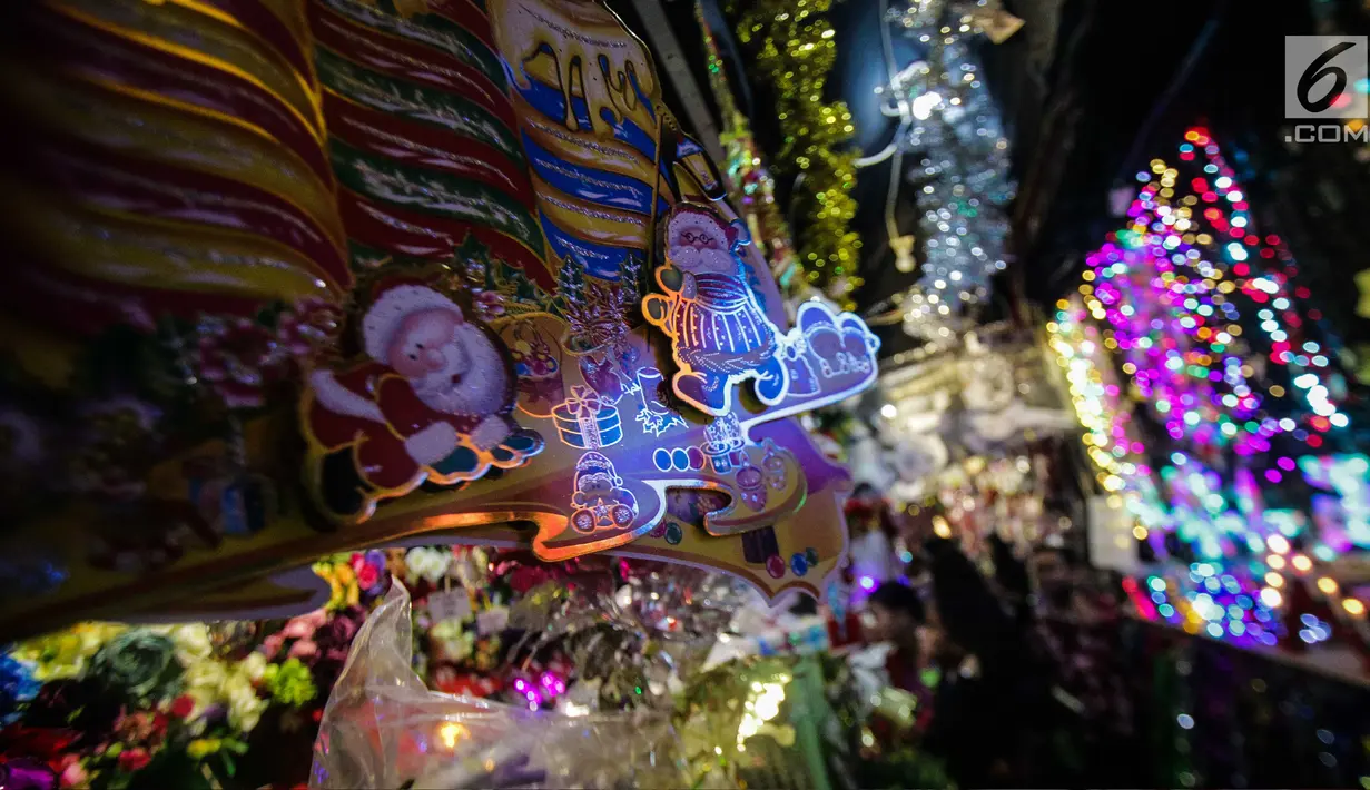 Berbagai pernak-pernik hiasan natal di kawasan Pasar Asemka, Jakarta Barat, Selasa (12/12). Menjelang perayaan Natal penjualan pernak-pernik untuk menghiasi rumah dan pohon Natal mengalami peningkatan dari hari biasa. (Liputan6.com/Faizal Fanani)