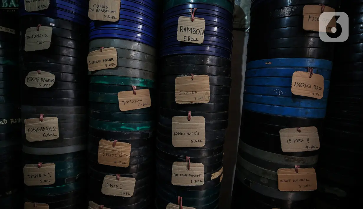 Peralatan dan film seluloid 35mm terlihat di gudang rumah adul (29) di Jakarta, Rabu (28/4/2021). Dimasa emasnya, layar tancap merupakan ajang bergengsi bagi orang yang bisa menyuguhkannya untuk warga saat menggelar hajatan di desa. (Liputan6.com/Johan Tallo)
