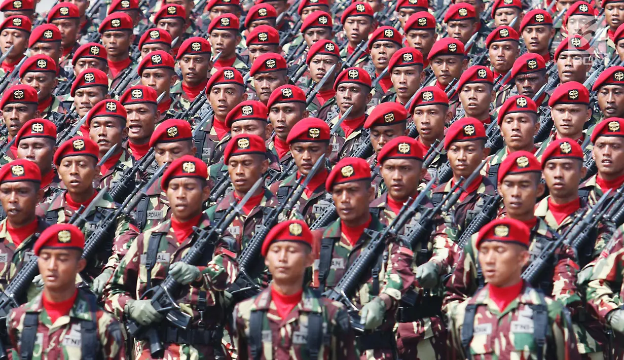 Prajurit TNI berbaris saat melakukan gladi resik HUT TNI ke-72 di Cilegon, Banten, Selasa (3/10). Gladi resik tersebut untuk memperingati HUT TNI ke-72 yang dilaksanakan tanggal 5 Oktober. (Liputan6.com/Angga Yuniar)