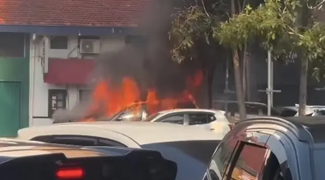Mobil Listrik Terbakar di Tebet, Asap Hitam Membumbung