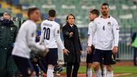 Pelatih Timnas Italia, Roberto Mancini, memberikan instruksi kepada timnya ketika bersua Bulgaria pada laga kedua Grup C kualifikasi Piala Dunia 2022 zona Eropa, di Vasil Levski National Stadium, Senin (29/3/2021) dini hari WIB. (AFP/Nikolay DOYCHINOV)