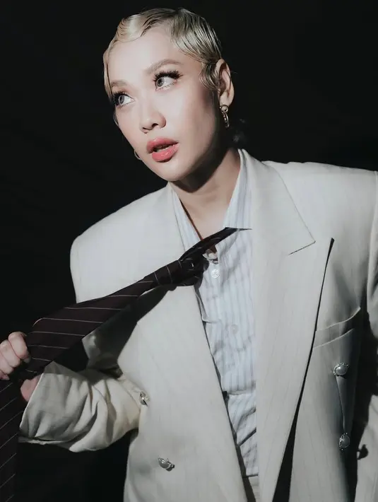 Rambut bondol pirang BCL ditata dengan gaya curl sleek yang bikin makin terlihat edgy [@itsmebcl]