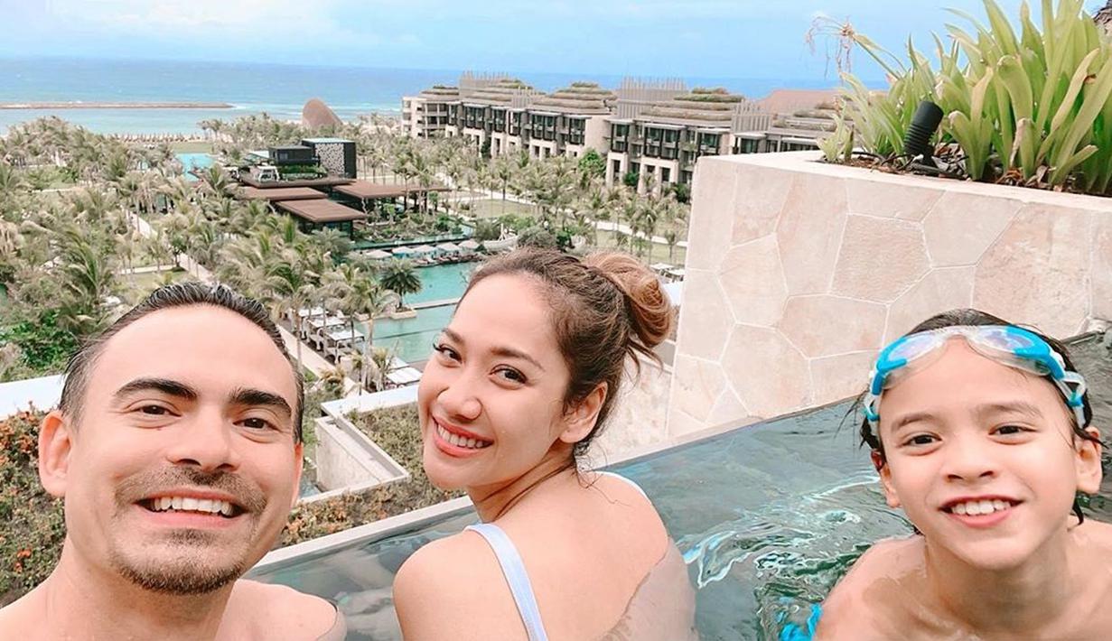 Penyanyi Bunga Citra Lestari bersama suami Ashraf Sinclair dan putranya Noah saat berlibur ke Bali. Ashraf Sinclair meninggal pukul 4.51 WIB di RS MMC Kuningan. (Instagram/@bclsinclair)