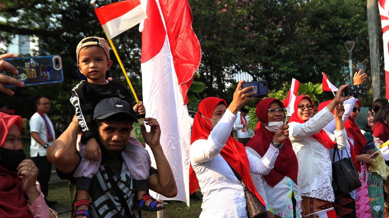 Antusias masyarakat terlihat menyaksikan proses Kirab Budaya Bendera Pusaka dalam rangkaian peringatan HUT ke-78 Kemerdekaan RI di sepanjang area Monas di Jakarta, Kamis (17/8/2023).