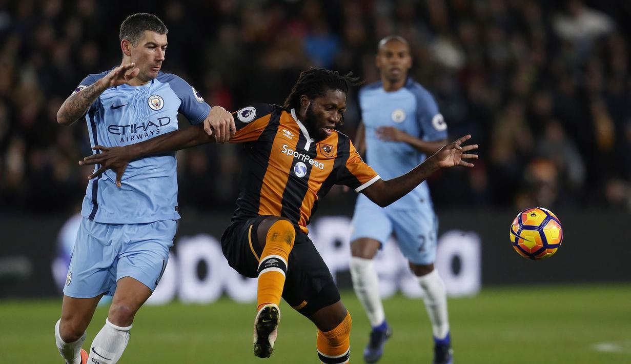 Striker Hull, Dieumerci Mbokani, berusaha melewati striker Manchester City, Aleksandar Kolarov. Meski berstatus sebagai tamu, City lebih menguasai jalannya laga dengan penguasaan bola mencapai sekitar 67 persen. (Reuters/Ed Sykes)