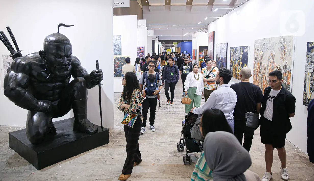 Salah satu seniman asal Indonesia, yang turut memamerkan karyanya dalam Art Jakarta 2023 ini adalah Medik, seniman asal Pasuruan, Jawa Timur yang tergabung dalam 2 Madison: Your Neighborhood Art Gallery. (Liputan6.com/Faizal Fanani)