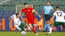Pemain Wales, Ben Davies, berusaha melewati pemain Bulgaria pada laga UEFA Nations League di Stadion Vassil Levski, Kamis (15/10/2020). Wales menang dengan skor 1-0. (AP Photo/Anton Uzunov)