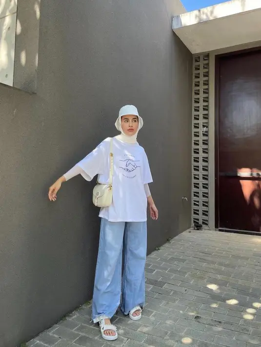 Pilih oversized sweater atau t-shirt yang super nyaman dan cocok untuk samarkan bahu lebar. (Instagram/aghniapunjabi).