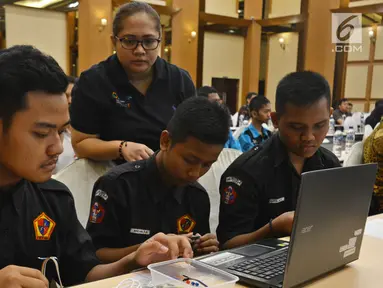 Sekjen Asosiasi Internet of Thing (IoT) Indonesia Fita Indah Maulani melihat perwakilan peserta Hands on Workshop IoT Makers Creation, di Semarang, Jawa Tengah, Kamis (1/8/2019). Kegiatan tersebut bertujuan untuk membuat solusi IoT di berbagai bidang yang diikuti 34 tim. (Liputan6.com/HO/Ady)
