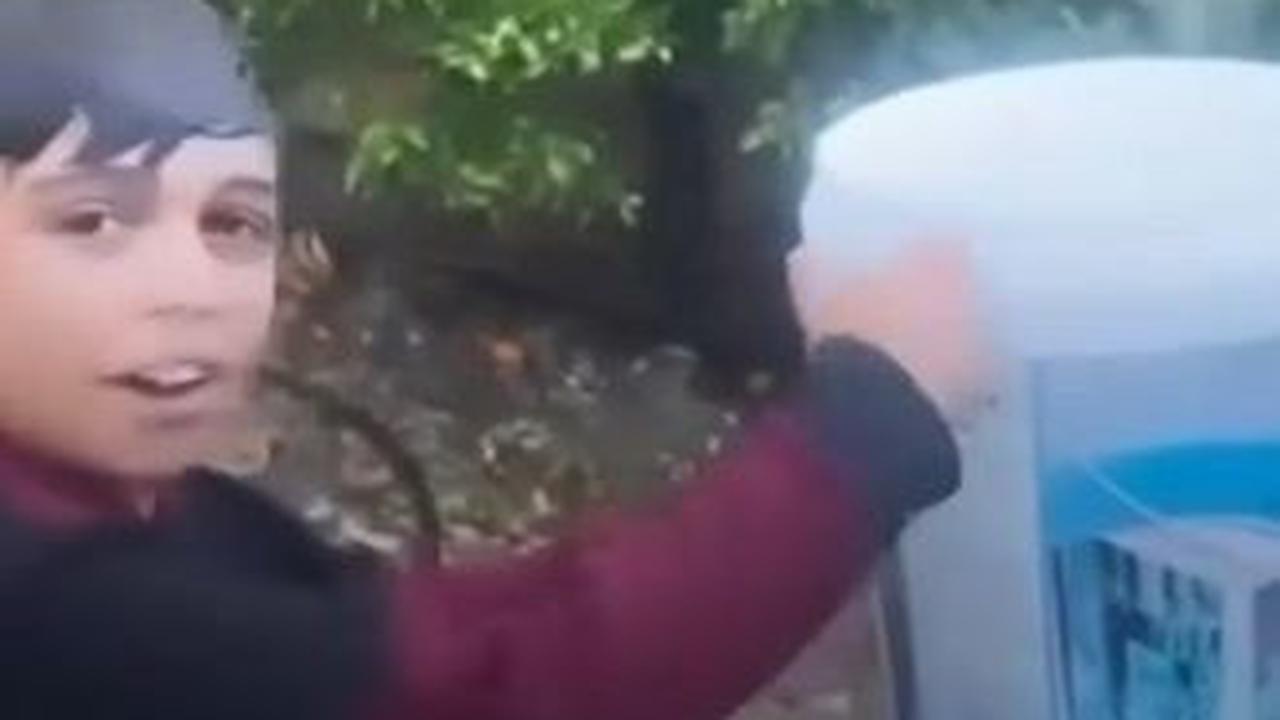 Dalam video, bocah laki-laki tersebut tampak membawa sebuah ember berwarna putih untuk menampung air hujan yang turun.