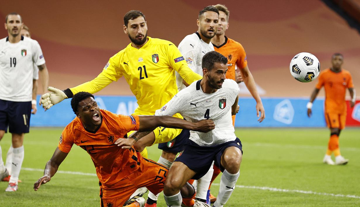 Gelandang Italia, Leonardo Spinazzola, berebut bola dengan bek Belanda, Denzel Dumfries, pada laga UEFA Nations League di Amsterdam Arena, Selasa (8/9/2020) dini hari WIB. Italia menang tipis 1-0 atas Belanda. (AFP/Maurice Van Steen/ANP)