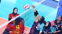 TNI AU Electric (merah) mengalahkan Bharata Muda Jakarta&nbsp;3-0 (25-16, 26-24, 25-22) pada Pul DD&nbsp;Livoli Divisi Utama 2025&nbsp;putaran reguer kedua di GOR Utama Bojonegoro, Kamis (18/9). (foto: PBVSI)