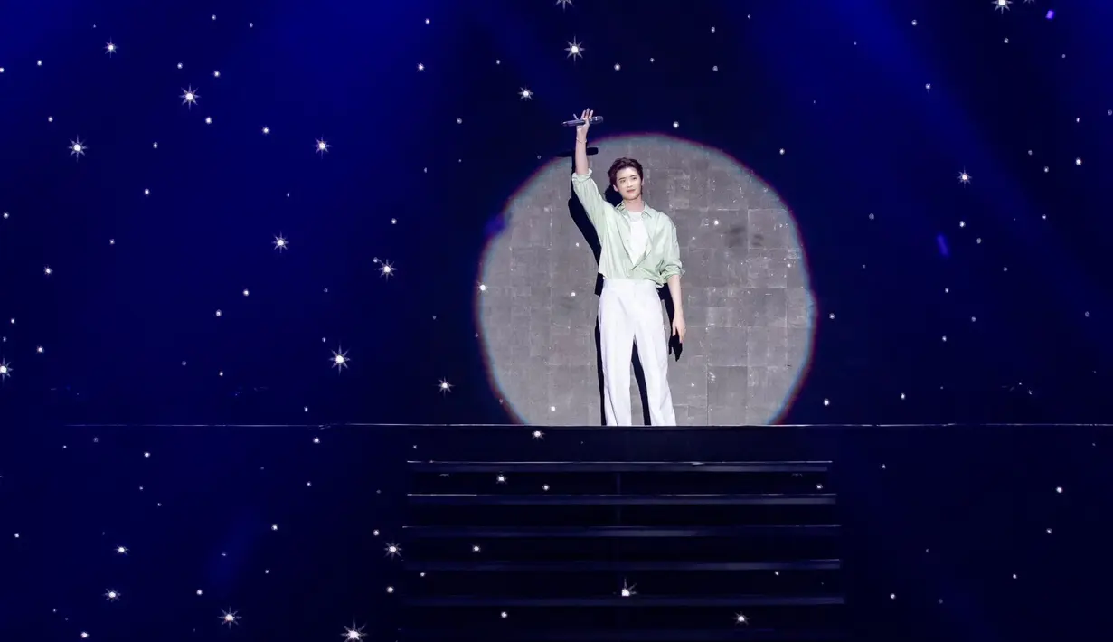 Para penonton ikut bersenandung saat Lee Jong Suk membawakan lagu 'It’s Okay to Not Be Okay’. Fan meeting pun usai dengan meninggalkan kenangan manis di hati penggemar. (Foto: Applewood)