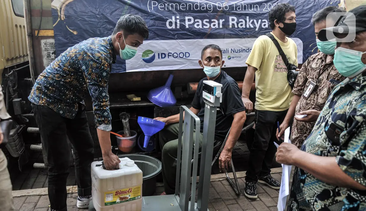 Suasana pendistribusian minyak goreng curah di Pasar Senen, Jakarta, Kamis (17/3/2022). Masih mahal dan langkanya minyak goreng menyebabkan pendistribusian tersebut langsung diserbu warga, baik pedagang maupun pengunjung pasar. (merdeka.com/Iqbal S. Nugroho)