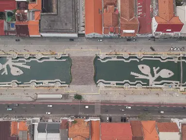 Foto aerial proyek revitalisasi kawasan Kali Besar, Kota Tua, Jakarta Barat, Kamis (3/5). Proyek revitalisasi Kali Besar ini terinspirasi dari penataan Sungai Cheonggyecheon di Korea Selatan. (Liputan6.com/Arya Manggala)