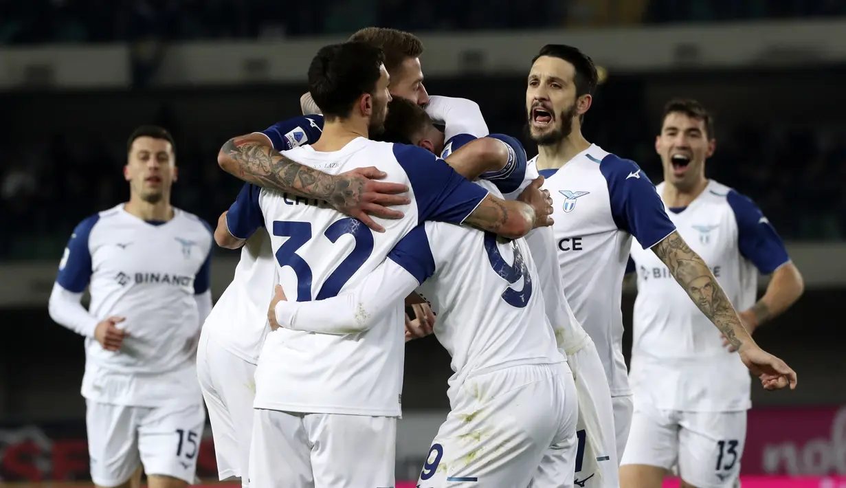 Penyerang Lazio Pedro (No. 9) berselebrasi dengan rekan setimnya setelah mencetak gol ke gawang Hellas Verona dalam laga pekan ke-21 Serie A di Stadio Marc'Antonio Bentegodi, Selasa (7/02/2023). Pencetak gol pertama dari Lazio melalui Pedro di menit ke 45. (Paola Garbuio/LaPresse via AP)
