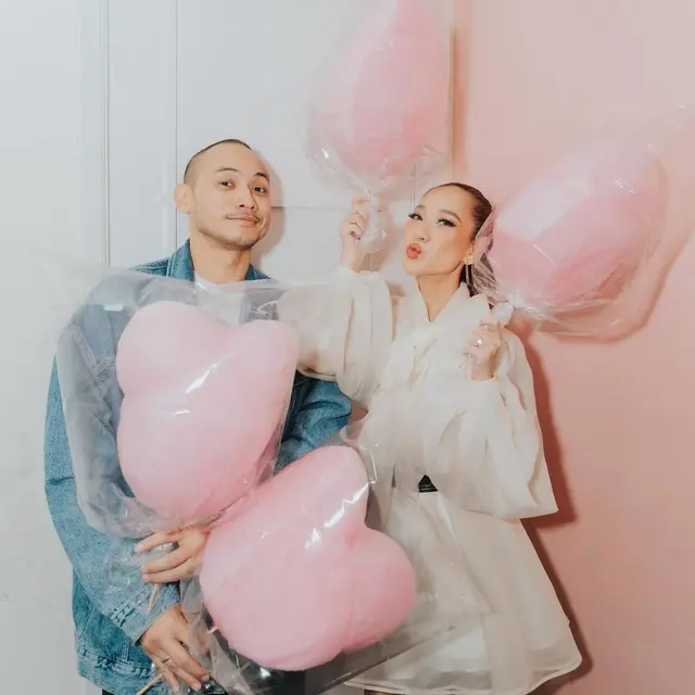 6 Gaya Bunga Citra Lestari dan Tiko Aryawardhana Rayakan Valentine Pertama sebagai Suami-Istri