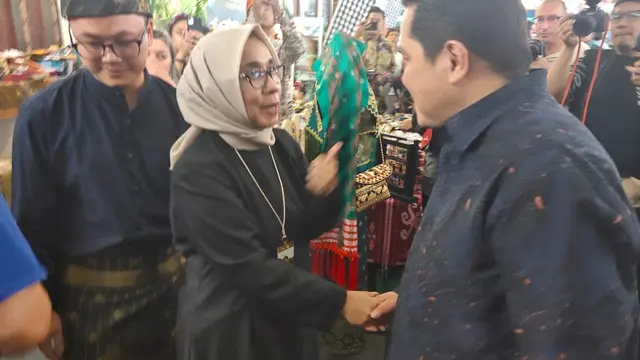 Menteri BUMN Erick Thohir, menemui pengusaha UMKM binaan Pertamina di Tong Tong Fair di Belanda.