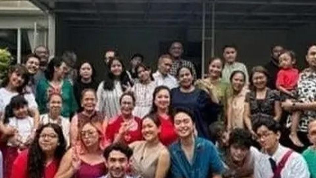 3. Reza Rahadian tak hanya menunjukkan toleransi saat berkumpul keluarga, tapi juga pernah menghiasi pohon Natal serta mengantarkan ibunya ke gereja, menjadi contoh harmoni di tengah perbedaan.