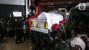 Tentara membawa jenazah Menpan RB Tjahjo Kumolo menuju mobil ambulans saat upacara prosesi persemayaman dan pelepasan di Kantor Kemenpan RB Sudirman, Jakarta Selatan, Jumat (1/7/2022). Sebelumnya, Tjahjo Kumolo memang diketahui tengah menjalani perawatan intensif dalam beberapa hari terakhir. (Liputan6.com/Johan Tallo)