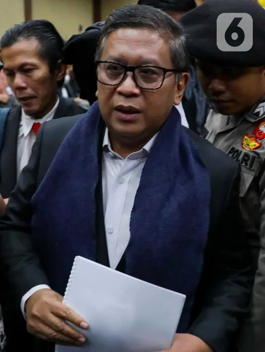 JPU menyatakan Hasto terancam pidana yang diatur dalam Pasal 21 dan Pasal 5 Ayat (1) huruf a atau Pasal 13 Undang-Undang tentang Pemberantasan Tindak Pidana Korupsi juncto Pasal 65 Ayat (1) KUHP dan Pasal 55 Ayat (1) Ke-1 jo. Pasal 64 Ayat (1) KUHP. (Liputan6.com/Herman Zakharia)