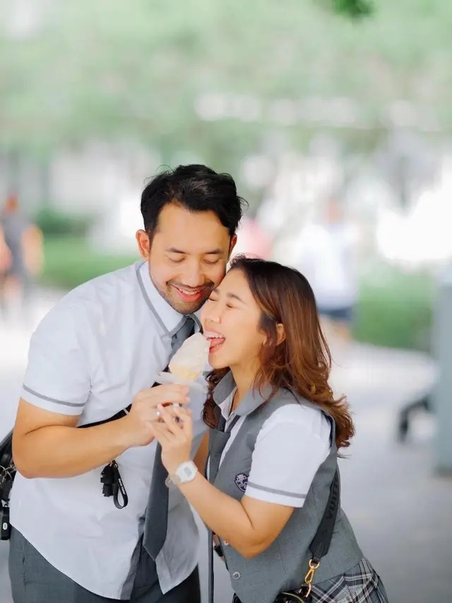 Kiky Saputri dan Suami Memakai Seragam Sekolah