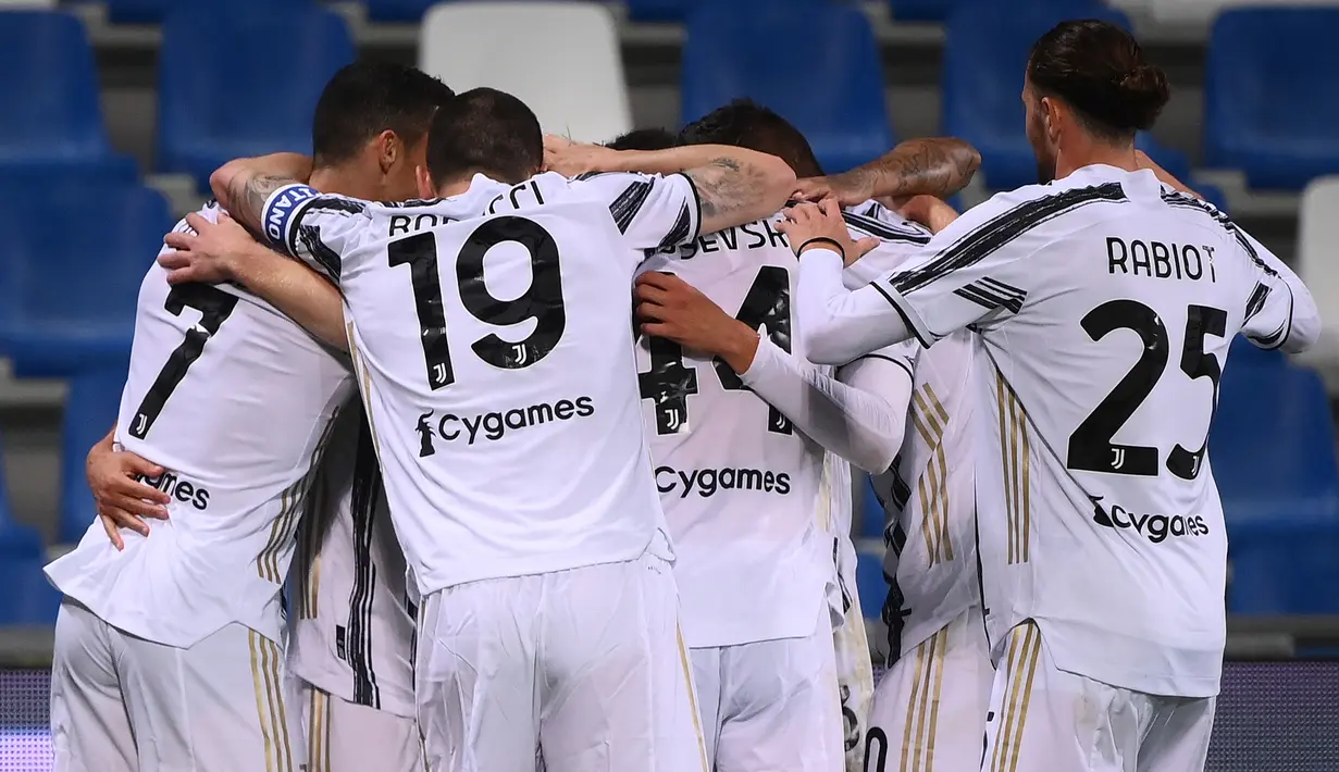 Para pemain Juventus merayakan gol ketiga ke gawang Sassuolo yang dicetak striker Paulo Dybala dalam laga lanjutan Liga Italia 2020/2021 pekan ke-36 di Mapei-Citta del Tricolore Stadium, Rabu (12/5/2021). Juventus menang 3-1 atas Sassuolo. (AFP/Marco Bertorello)