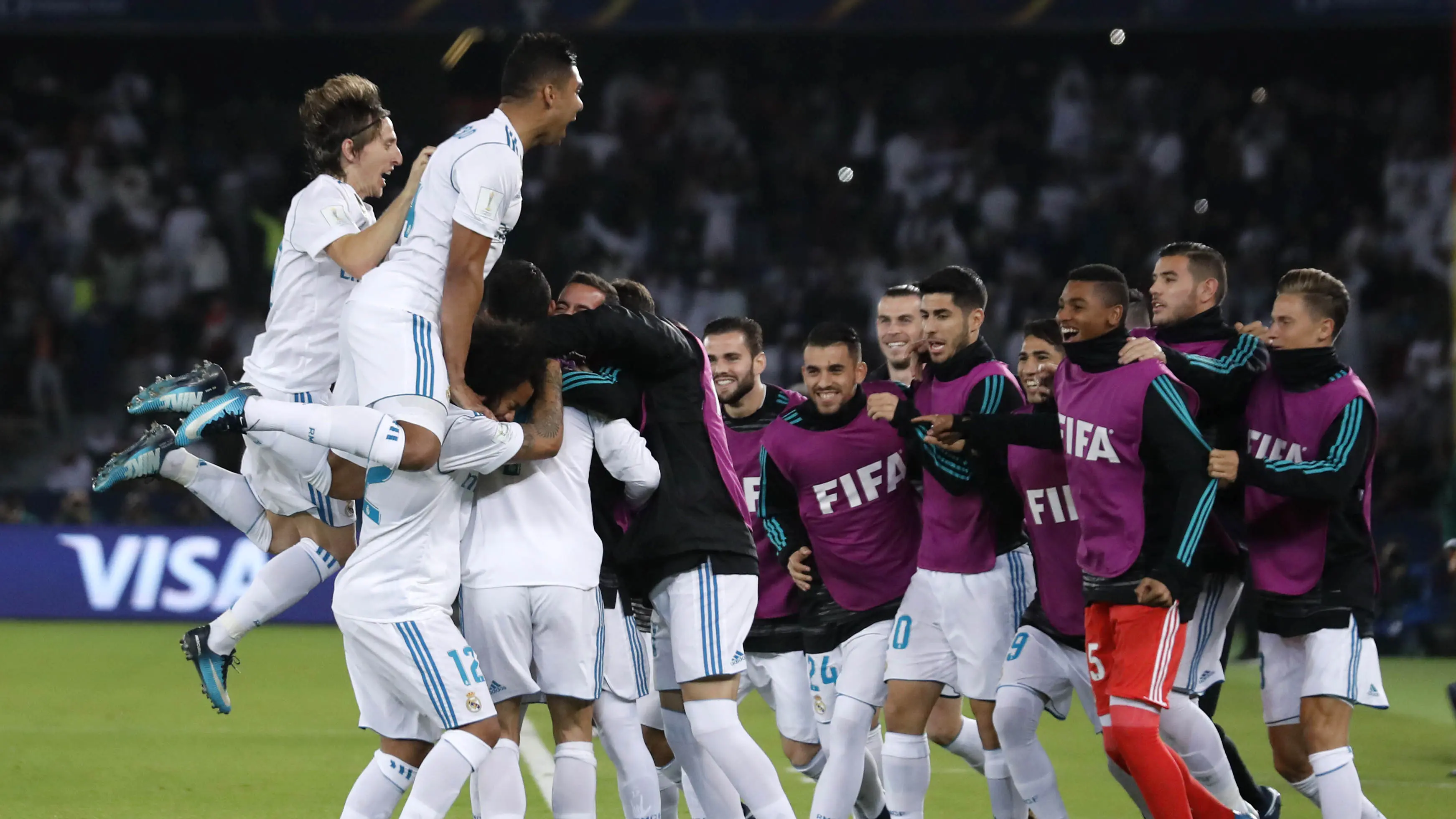 Para pemain Real Madrid merayakan gol yang dicetak Cristiano Ronaldo ke gawang Gremio pada laga final Piala Dunia Antarklub di Stadion Syeikh Zayed, Abu Dhabi, Sabtu (16/12/2017). Real Madrid menang 1-0 atas Gremio. (AP/Hassan Ammar)