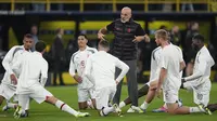 Pelatih AC Milan, Stefano Pioli (tengah), memberikan instruksi kepada para pemain jelang laga melawan Borussia Dortmund di Grup F Liga Champions yang berlangsung di Signal Iduna Park Stadium, Jerman, Rabu, (4/10/2023). (AP Photo/Martin Meissner)