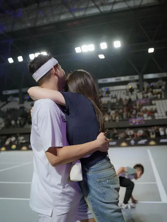 Penampilan Nagita Slavina menjadi pendukung sang suami sontak mengundang perhatian, karena kecantikannya yang natural. [Foto: Instagram/raffinagita1717]