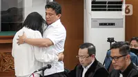 Terdakwa kasus pembunuhan Brigadir Nopriansyah Yosua Hutabarat atau Brigadir J, Ferdy Sambo memeluk istrinya yang juga terdakwa dalam kasus tersebut Putri Candrawathi saat akan menjalani sidang lanjutan di PN Jakarta Selatan, Selasa (8/11/2022). Saksi yang akan diperiksa dalam sidang pekan keempat ini terdiri dari asisten rumah tangga (ART), ajudan, hingga saudara Ferdy Sambo. (Liputan6.com/Faizal Fanani)